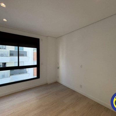 Apartamento com 69m², 2 quartos (sendo 1 suíte), 1 garagem, no bairro Centro em Florianópolis