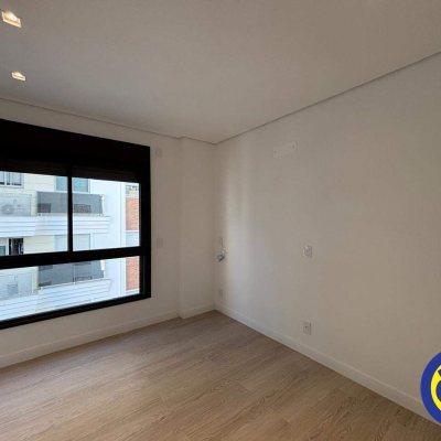 Apartamento com 70m², 2 quartos (sendo 1 suíte), 1 garagem, no bairro Centro em Florianópolis