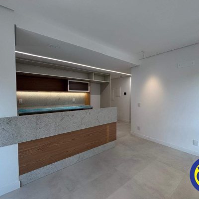 Apartamento com 70m², 2 quartos (sendo 1 suíte), 1 garagem, no bairro Centro em Florianópolis
