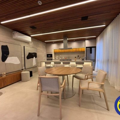 Apartamento com 69m², 2 quartos (sendo 1 suíte), 1 garagem, no bairro Centro em Florianópolis