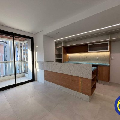 Apartamento com 70m², 2 quartos (sendo 1 suíte), 1 garagem, no bairro Centro em Florianópolis