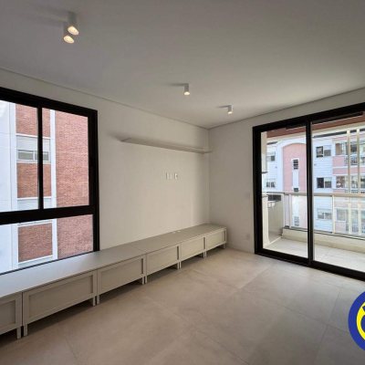 Apartamento com 69m², 2 quartos (sendo 1 suíte), 1 garagem, no bairro Centro em Florianópolis