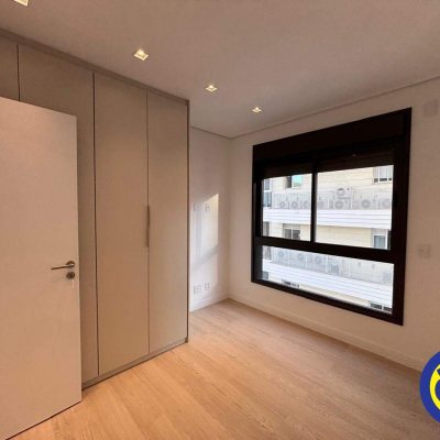 Apartamento com 70m², 2 quartos (sendo 1 suíte), 1 garagem, no bairro Centro em Florianópolis