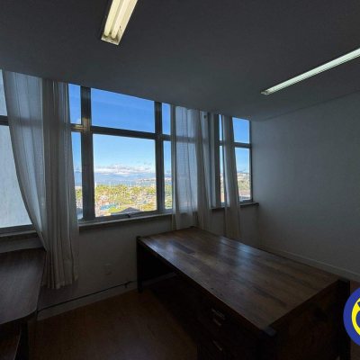 Sala com 74m², no bairro Centro em Florianópolis