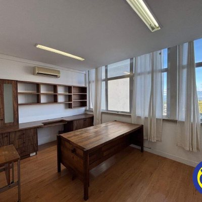 Sala com 74m², no bairro Centro em Florianópolis