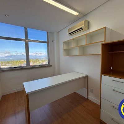Sala com 74m², no bairro Centro em Florianópolis