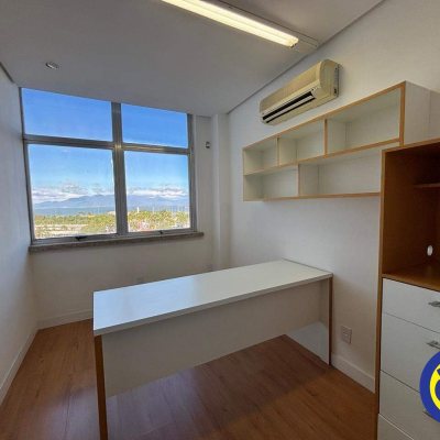 Sala com 74m², no bairro Centro em Florianópolis