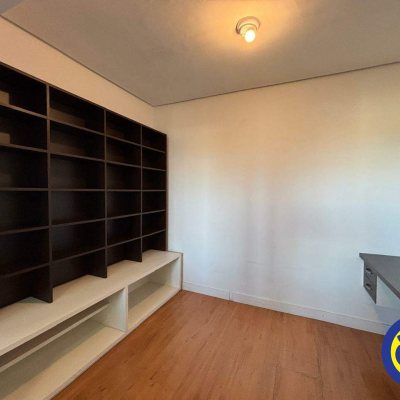 Sala com 74m², no bairro Centro em Florianópolis