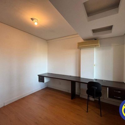 Sala com 74m², no bairro Centro em Florianópolis