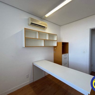 Sala com 74m², no bairro Centro em Florianópolis