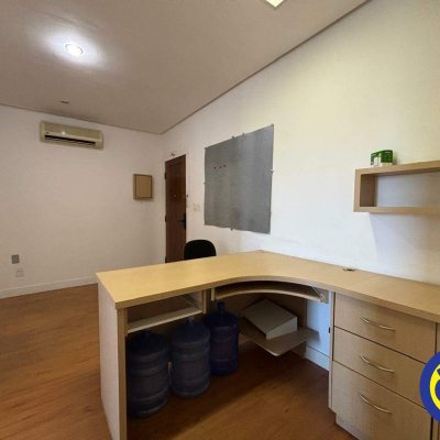 Sala com 74m², no bairro Centro em Florianópolis