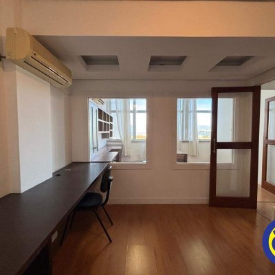 Sala com 74m², no bairro Centro em Florianópolis