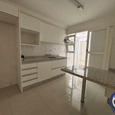 Apartamento com 113m², 3 quartos, 1 suíte, 2 garagens, no bairro Centro em Florianópolis