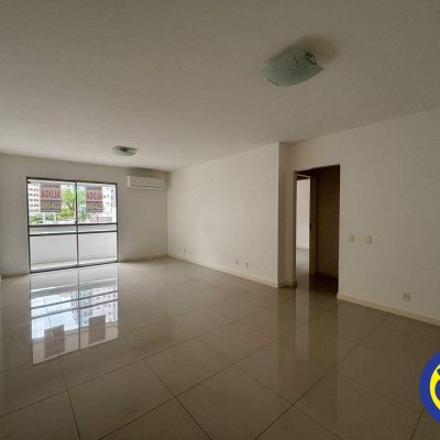 Apartamento com 113m², 3 quartos, 1 suíte, 2 garagens, no bairro Centro em Florianópolis