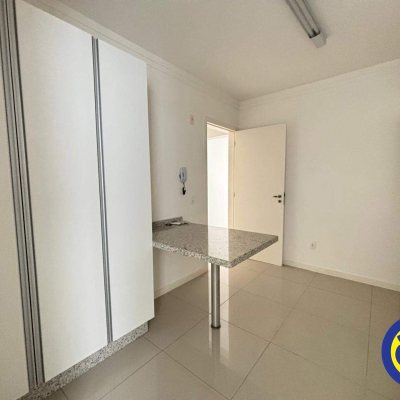 Apartamento com 113m², 3 quartos, 1 suíte, 2 garagens, no bairro Centro em Florianópolis