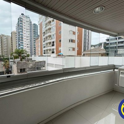Apartamento com 113m², 3 quartos, 1 suíte, 2 garagens, no bairro Centro em Florianópolis