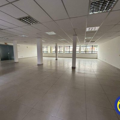 Salas/Conjuntos com 512m², 2 garagens, no bairro Canto em Florianópolis