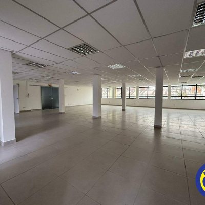 Salas/Conjuntos com 512m², 2 garagens, no bairro Canto em Florianópolis