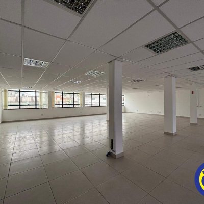 Salas/Conjuntos com 512m², 2 garagens, no bairro Canto em Florianópolis