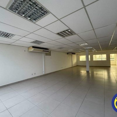 Salas/Conjuntos com 512m², 2 garagens, no bairro Canto em Florianópolis