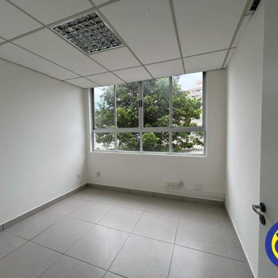 Salas/Conjuntos com 512m², 2 garagens, no bairro Canto em Florianópolis