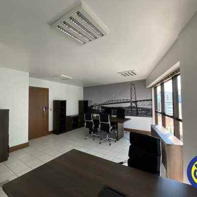 Salas/Conjuntos com 32m², 1 garagem, no bairro Centro em Florianópolis