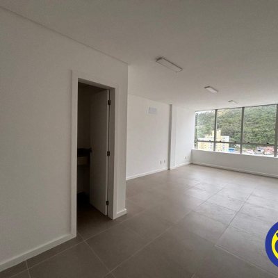 Salas/Conjuntos com 28m², 1 garagem, no bairro Saco dos Limões em Florianópolis