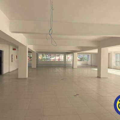Salas/Conjuntos com 912m², 6 garagens, no bairro Trindade em Florianópolis