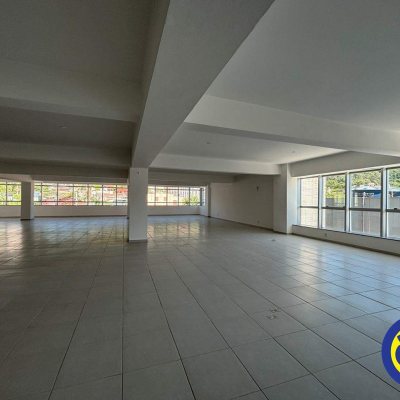Salas/Conjuntos com 912m², 6 garagens, no bairro Trindade em Florianópolis