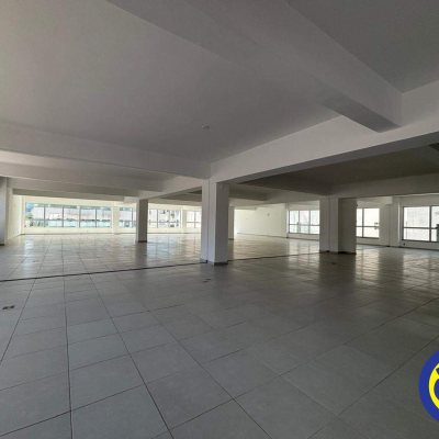 Salas/Conjuntos com 912m², 6 garagens, no bairro Trindade em Florianópolis