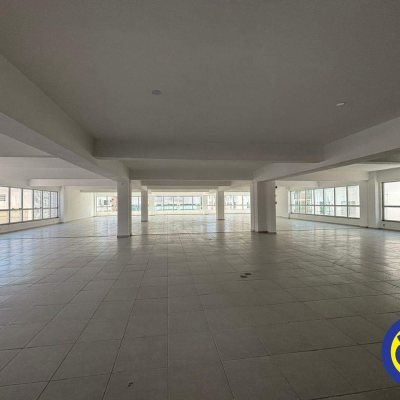 Salas/Conjuntos com 912m², 6 garagens, no bairro Trindade em Florianópolis