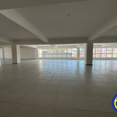 Salas/Conjuntos com 912m², 6 garagens, no bairro Trindade em Florianópolis