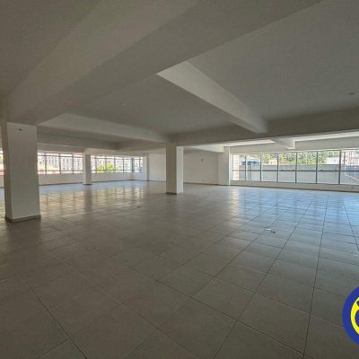 Salas/Conjuntos com 912m², 6 garagens, no bairro Trindade em Florianópolis