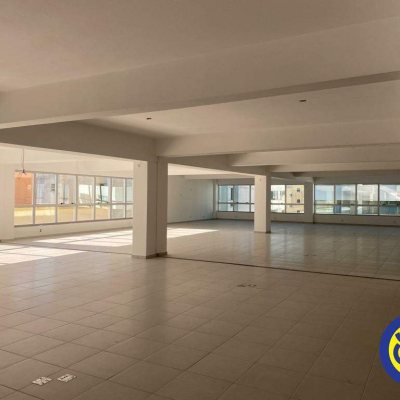 Salas/Conjuntos com 912m², 6 garagens, no bairro Trindade em Florianópolis