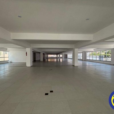 Salas/Conjuntos com 912m², 6 garagens, no bairro Trindade em Florianópolis
