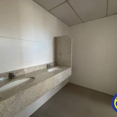 Salas/Conjuntos com 912m², 6 garagens, no bairro Trindade em Florianópolis