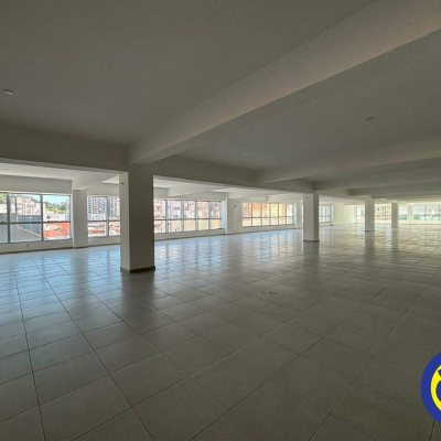 Salas/Conjuntos com 912m², 6 garagens, no bairro Trindade em Florianópolis