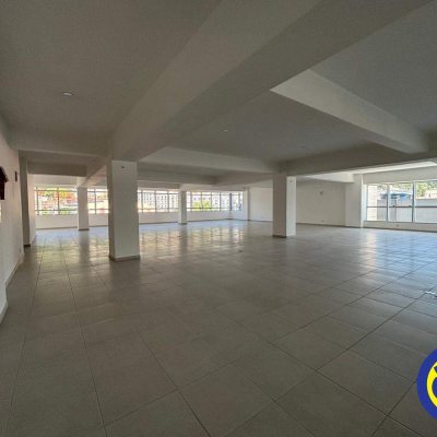 Salas/Conjuntos com 912m², 6 garagens, no bairro Trindade em Florianópolis