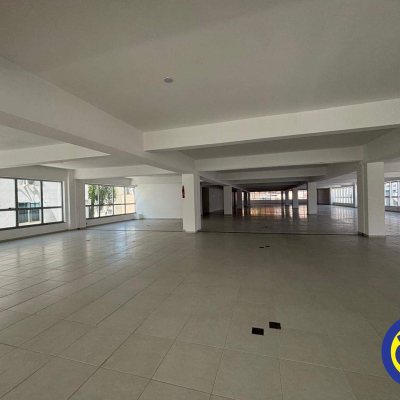 Salas/Conjuntos com 912m², 6 garagens, no bairro Trindade em Florianópolis