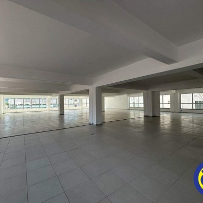 Salas/Conjuntos com 912m², 6 garagens, no bairro Trindade em Florianópolis