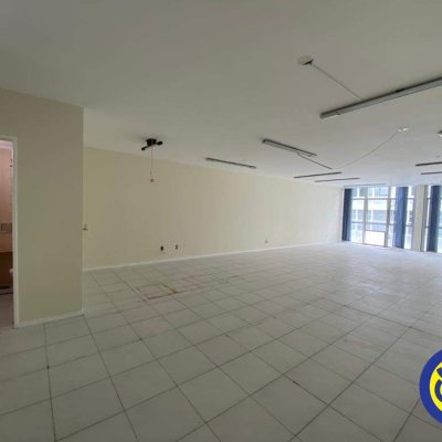 Sala com 83m², no bairro Centro em Florianópolis