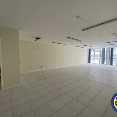Sala com 83m², no bairro Centro em Florianópolis