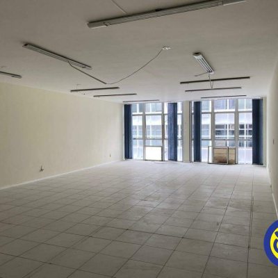 Sala com 83m², no bairro Centro em Florianópolis
