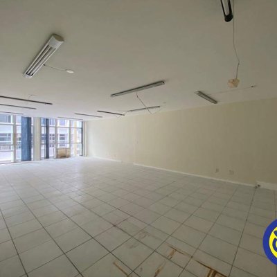 Sala com 83m², no bairro Centro em Florianópolis