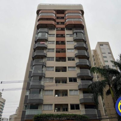 Apartamento com 84m², 2 quartos (sendo 1 suíte), 2 garagens, no bairro Centro em Florianópolis