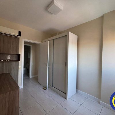 Apartamento com 84m², 2 quartos (sendo 1 suíte), 2 garagens, no bairro Centro em Florianópolis
