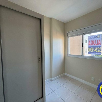 Apartamento com 84m², 2 quartos (sendo 1 suíte), 2 garagens, no bairro Centro em Florianópolis