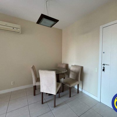 Apartamento com 84m², 2 quartos (sendo 1 suíte), 2 garagens, no bairro Centro em Florianópolis
