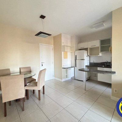 Apartamento com 84m², 2 quartos (sendo 1 suíte), 2 garagens, no bairro Centro em Florianópolis