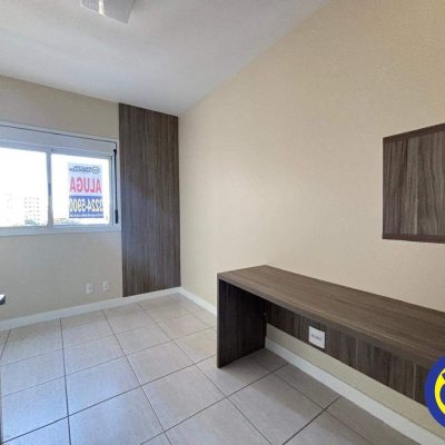 Apartamento com 84m², 2 quartos (sendo 1 suíte), 2 garagens, no bairro Centro em Florianópolis